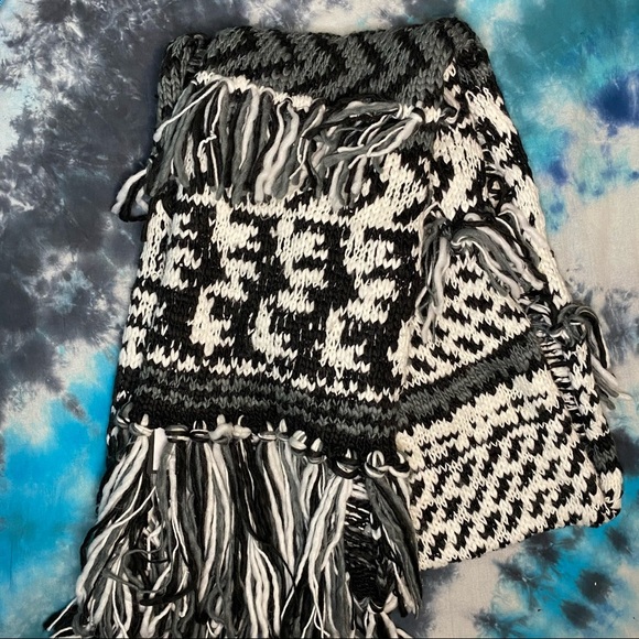 Steve Madden Cabin Fever Greyscale Scarf - Picture 3 of 6